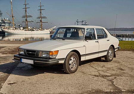 Saab 900 GL Sedan
