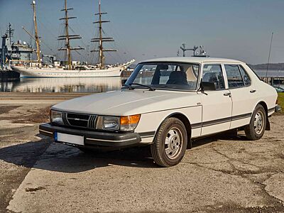 Saab 900 GL Sedan