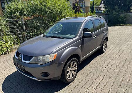 Mitsubishi Outlander 2.4 Inform AUTOM - 7 SITZER - LEDER