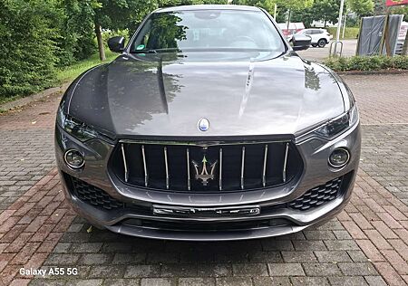 Maserati Levante Q4 Luftfederung Navi Leder Panoramadach unfallfrei