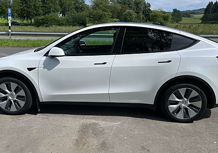 Tesla Model Y Long Range AWD mit AHK + Enhanced Autopilot