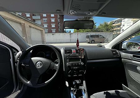 Volkswagen Jetta 1.6 Automatik Trendline