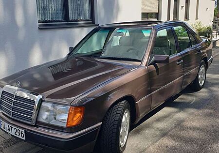 Mercedes-Benz E 230