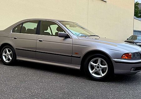 BMW 523 i LIM KLIMAAUTOM. LEDER PDC TÜV NEU AHK H-KEN