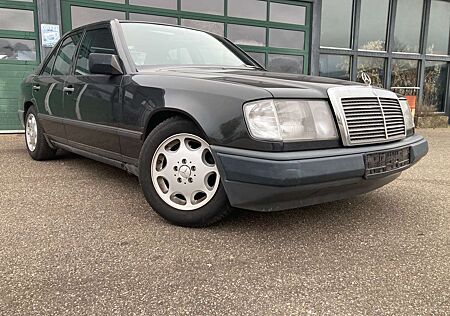 Mercedes-Benz E 230 Oldtimer H Kennzeichen Schiebedach 4-Gang ZV