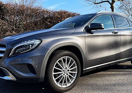 Mercedes-Benz GLA 220 177PS Allrad 220D Mercedes Garantie*Pano*Standheiz