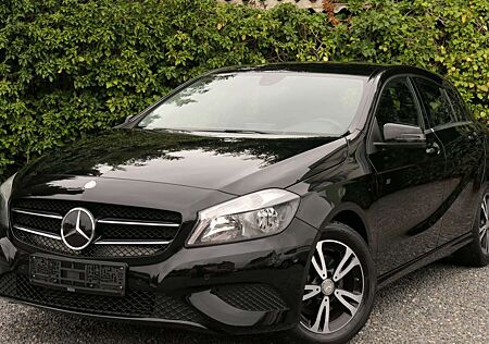 Mercedes-Benz A 180 BlueEFFICIENCY 7G-DCT Style Edition*Distronic*PDC