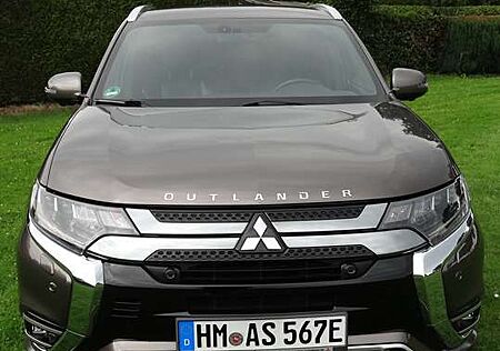 Mitsubishi Outlander 2.4 4WD Plug-In Hybrid Plus Intro