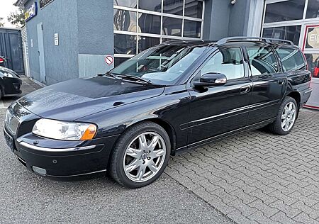 Volvo V70 D5 AWD Summum Vollledersitze Scheckheft gepflegt