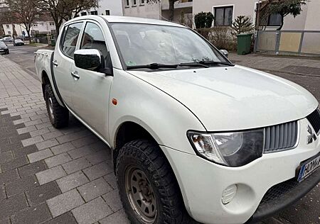 Mitsubishi L200 Doppelkabine 4WD LKW Zulassung