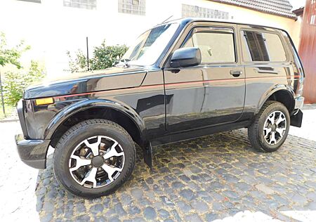 Lada Taiga 4x4Urban+Taiga 4x4 Paket+2xSchutz Paket+Klima+S.-heiz. u v mehr
