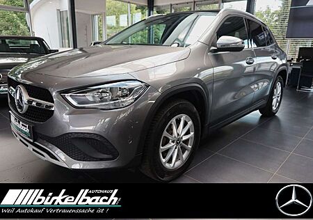 Mercedes-Benz GLA 180 7G-DCT Pano RFK MBUX Apple