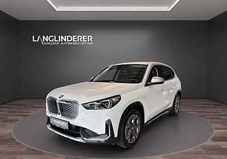 BMW iX1 xDrive30 xLine NP70131,- AHK HUD 360° eSitze