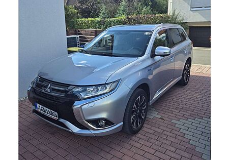 Mitsubishi Outlander PHEV Plus 4WD 2.0 Plug-in Hybrid KLIMA+TEMPOMAT+SI