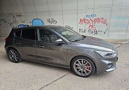 Ford Focus 2.3 EcoBoost S&S ST mit Styling-Paket