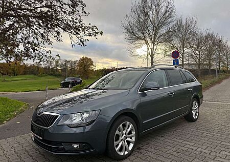 Skoda Superb Combi 2.0 TDI AHK*XENON*MEMORY*NAVI*SiHZ*