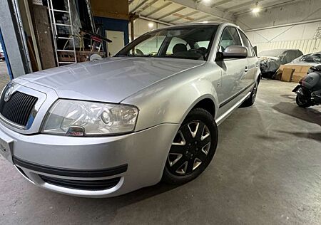 Skoda Superb 1,8TURBO Standheizung XENON SCHECKHEFT!FP