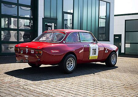 Alfa Romeo GT 1750 GTAm Competition Rennwagen mit Zubehör