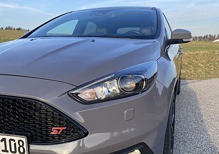 Ford Focus Fließheck Diesel 2.0 TDCi ST mit Leder-Exclusiv-Paket