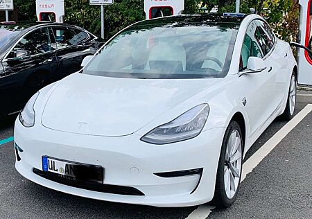Tesla Model 3 Pearl White Multi-Coat (PPSW)-Allrad, Anhängerkupplung