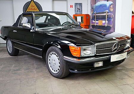 Mercedes-Benz SL 560 in 040 schwarz mit H-Kennzeichen