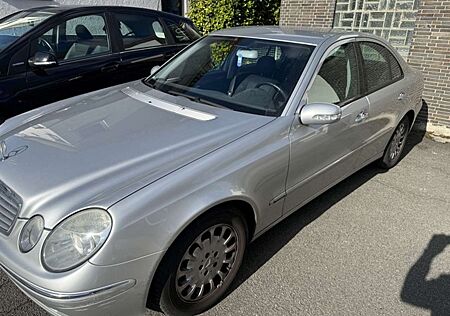 Mercedes-Benz E 220 CDI ELEGANCE Aut. AHK. Navi. Sitzhzg.