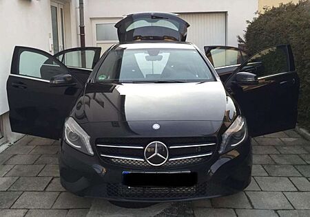 Mercedes-Benz A 180 A-Klasse 7G-DCT 2Style