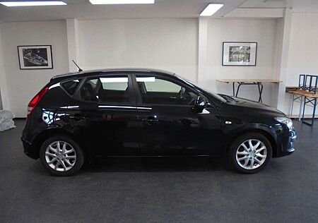 Hyundai i30 Limo Klimaautomatik Teilleder TÜV 04/2027