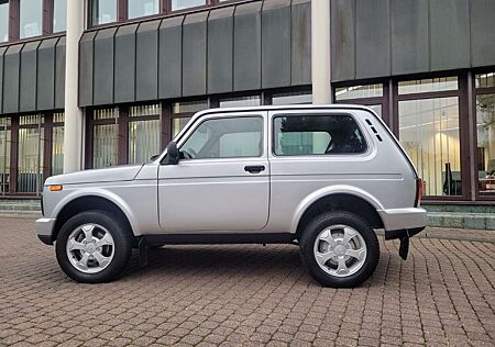 Lada Niva Urban 4x4 Plus 1 Hd-AHK-Euro 6-ABS-Nur 30 Tkm !!