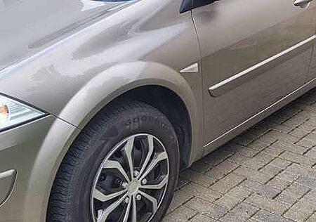 Renault Megane Fließheck 5-Türer 1.6 Authentique