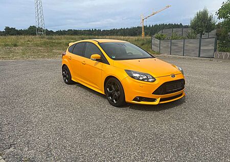 Ford Focus ST " Recaro - Xenon - Insp. + TÜV Neu "