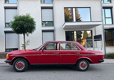 Mercedes-Benz 200 ROT/BEIGE W123 AUTOMATIK 3 HAND TÜV OLDTIMER