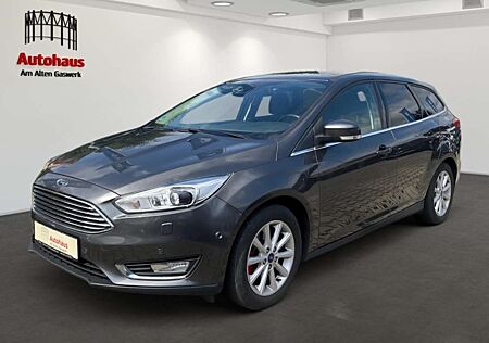 Ford Focus KOMBI TITANIUM+XENON+AHZV+NAVI+SCHECKHEFTGEPFLEGT