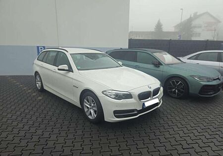 BMW 520 d XDrive STANDH LEDER NAVI AHK XENON R.KAMERA