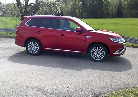 Mitsubishi Outlander Plug-In Hybrid TOP 4WD Schiebedach AHK