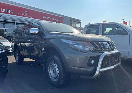 Mitsubishi L200 Basis Club Cab 4WD