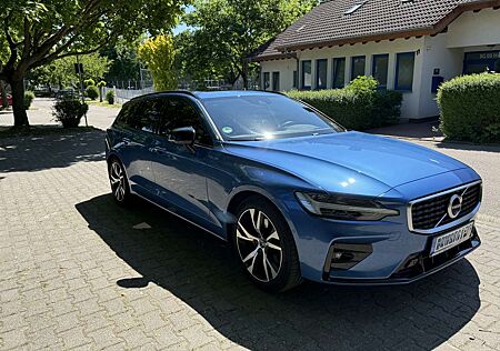 Volvo V60 R Design T4 HUD. Pano. 360 Kamera. Massage. AHK
