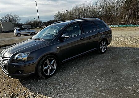 Toyota Avensis 2.2 D-CAT Combi Executive