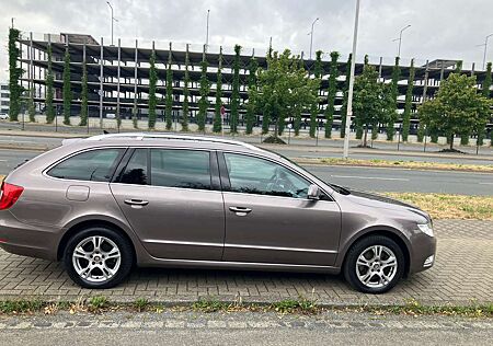 Skoda Superb Ambition-NAVI-Bi-Xenon-Scheinwerfer