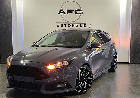 Ford Focus ST*RECARO SITZE *SPORTAUSPUFF* H&R FEDER*