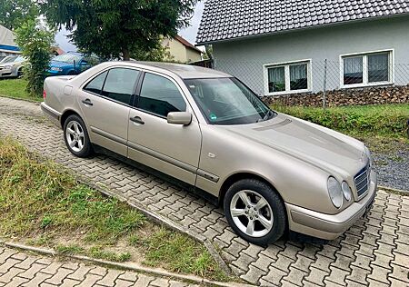 Mercedes-Benz E 240 /Sehr Gepflegt / TÜV NEU ! ! !