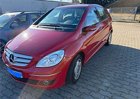 Mercedes-Benz 170 Rotes B-Klasse mit Dachfenster