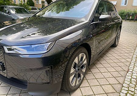 BMW iX 50 xDrive Integral L., 2-Achs Luftf, AC Laden