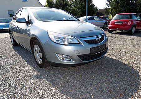 Opel Astra J 1.6 Design Edition NAVI Klima PDC AHZV