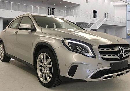 Mercedes-Benz GLA 180 Urban *PANORAMA|LED|CAM|NAVI|19ZOLL ALU*