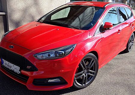 Ford Focus Turnier 2.0 TDCiST mit Leder-Sport-Paket