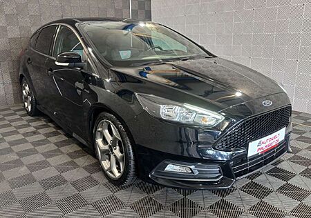 Ford Focus Lim. 2.0*ST*RECARO-R.KAM-TEMPO-SHZ-SP.FW