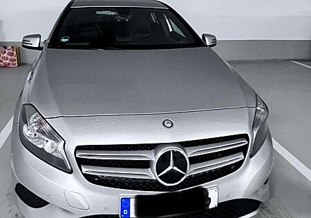 Mercedes-Benz A 180 (BlueEFFICIENCY) 7G-DCT Style
