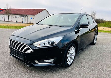 Ford Focus Lim. Titanium*AUTOM*NAVI*BI-XEN*1.HD*SR+WR