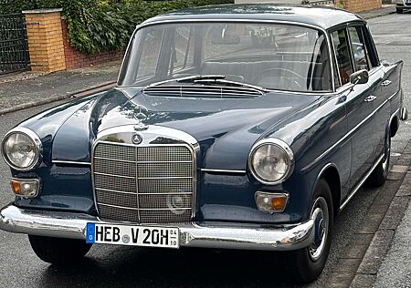 Mercedes-Benz 200 Heckflosse